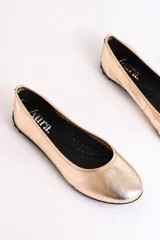 Ballerinas color bronce de cuero genuino con detalle de ribete plateado.