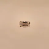 Anillo ancho de plata 925 con banda central satinada y bordes lisos en oro.