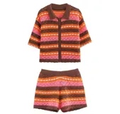Conjunto tejido a crochet con rayas horizontales en tonos marrón, naranja, rosa y blanco. Incluye camisa de manga corta con cuello polo y cierre frontal con botones, y short de tiro alto.