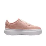 Zapatillas urbanas Nike Court Vision color rosa con suela blanca de plataforma.