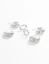 Set de aros dorados con diferentes diseños labrados. Incluye aros tipo argolla y aros con forma irregular.