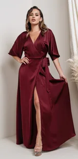 Vestido largo color borgoña de satén con corte cruzado, mangas kimono y lazo ajustable en la cintura.