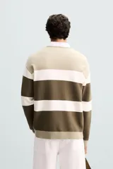Jersey marrón de punto suave, corte regular, cuello redondo y manga larga con terminaciones en rib.
