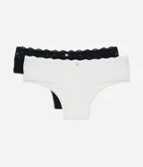 Kit de dos bombachas boyshort confeccionadas en microfibra perforada, una blanca con lunares y otra negra. Ambas tienen encaje en la cintura y en las sisas.