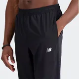 Pantalón deportivo New Balance Accelerate, color negro, confeccionado en poliéster reciclado con tecnología NB DRY para eliminar la humedad. Presenta un ajuste atlético, bolsillos laterales y un bolsillo trasero.