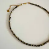Colgante con cuentas de piedra natural Jaspe Dálmata y detalles de acero quirúrgico dorado.
