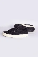 Zapatillas bajas color beige claro, con cordones y suela blanca.