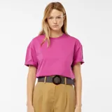 Camiseta rosa de cuello redondo y corte oversize con mangas cortas con dobladillo.