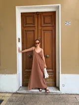 Vestido largo de viscosa con estampado animal print de leopardo, breteles finos y escote en V.