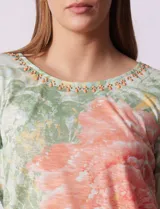 Blusa de modal estampado con flores, marca Ruby Rd. Tiene cuello redondo con aplique de tachas, mangas 3/4, frunces y lazo de ajuste en el lateral.
