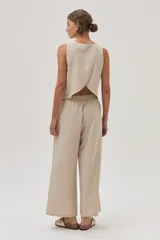 Top color beige, sin mangas y de corte recto.