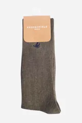 Medias largas de color verde oliva con logo bordado.