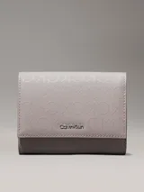 Billetera de plegado triple en color gris con estampado de logo en toda la superficie y cierre seguro.