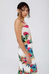 Top blanco con estampado de flores en tonos rosa, azul, verde y naranja.