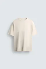 Camiseta verde oscuro de corte regular fit, cuello redondo y manga corta. Confeccionada en tejido de algodón con acabado mercerizado.