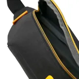 Riñonera azul con logo CAT amarillo, cierre superior con cremallera y bolsillo trasero secreto. Correa ajustable con hebilla de plástico. Confeccionada en poliéster 600D.