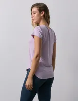 Remera verde de modal, marca Cupio, con cuello a la base, manga corta y terminación de ruedo redondeado.