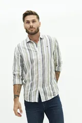 Camisa de manga larga para hombre, color blanco con rayas verticales finas en tonos grises y azules. Confeccionada en una mezcla de lino y algodón, de corte semi slim y logo bordado en el pecho.