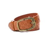 Cinturón color naranja de cuero vacuno con estampado de flores y hebilla metálica con detalle de flores.