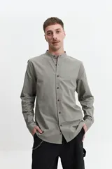 Camisa de hombre color gris oscuro, de manga larga con cuello mao y cartera abotonada.