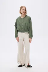 Campera verde oliva con cierre frontal, cuello redondo y corte a la base.