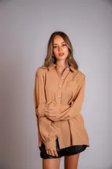 Camisa color beige de muselina con bordado en la parte delantera y manga globo con puño.