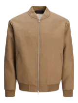 Campera bomber color marrón claro, de manga larga y cuello mao. Cierre frontal con cremallera y bolsillos laterales.