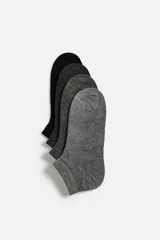 Pack de cuatro pares de calcetines tobilleros de algodón en tonos de gris y negro.