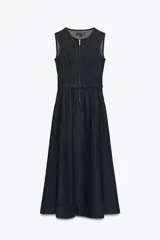 Vestido midi de denim azul oscuro, sin mangas, con cuello redondo, bolsillos laterales, cinturón con hebilla metálica y cierre frontal con cremallera.