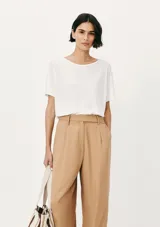 Blusa blanca de manga corta y cuello redondo.