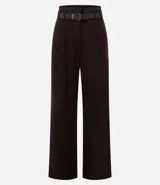 Pantalón de vestir marrón chocolate, de corte recto, con cintura alta, trabillas para cinturón, cierre con botón y cremallera, pliegues frontales y cinturón con hebilla.