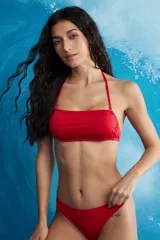 Top de bikini bandeau color negro, con tirantes finos removibles y copas removibles.