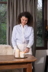 Camisa celeste y blanca a rayas verticales, con diseño texturizado de rombos y cuello clásico.