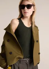 Musculosa verde oscuro de punto canalé con ribetes en contraste.