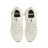 Championes Nike Bella 7 color negro con detalles en blanco, diseñados para entrenamiento, con capellada de malla elástica y transpirable, tecnología Air Zoom en el talón y suela de goma.