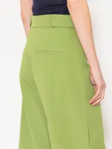 Pantalón verde confeccionado en poplin 4way, de corte ancho. Incluye bolsillos laterales y ojales en la parte trasera, con presillas en la cintura para ajuste. Acceso mediante cierre, gancho pantalonero y botón interno.