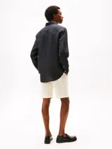 Camisa de hombre Tommy Hilfiger de lino color negro, de corte regular, con cuello clásico, cierre con botones, mangas largas y logo bordado en el pecho.