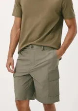Bermuda color verde con bolsillos laterales tipo cargo.