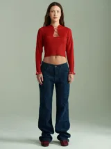 Remera de lurex color rojo con escote acordonado regulable y mangas con volados.