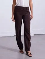 Pantalón de vestir color marrón oscuro, marca Zac & Rachel, con pretina con broches internos y cierre. Delantera y trasera con bolsillos.