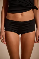 Short de lycra brillante con estampado animal print de leopardo, tiro bajo y corte estilo boxer.