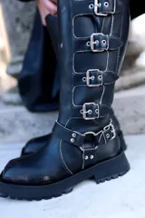 Botas bucaneras negras de cuero con hebillas plateadas y suela track.