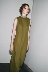 Vestido midi color verde oliva, confeccionado en lino 100%. De corte recto, cuello redondo y sin mangas.