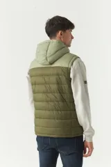 Chaleco inflable verde oliva con capucha ajustable, cierre frontal y bolsillos laterales con cierre.