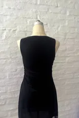 Vestido corto negro con estampado de flores rojas, confeccionado en microtul forrado.