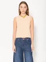 Top tipo chaleco sin mangas, color beige, de calce normal y diseño minimalista.