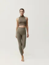 Calza larga negra de tejido Fit_tech con tecnología 3D. Diseño de nervios que favorecen la silueta aportando movimiento y elegancia. Rib en la cintura para un mejor ajuste.