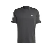 Remera Adidas de hombre color gris oscuro, de corte clásico y mangas cortas. Presenta el logo de la marca en el pecho y las tres líneas características en los hombros.