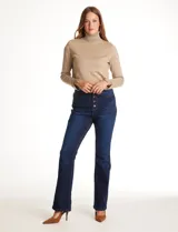 Jean bootcut azul oscuro de tiro alto, con cierre de botones frontales, pierna recta y terminación bootcut. Incluye bolsillos delanteros y traseros.