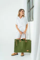 Bolso XL color marrón, tipo shopper, confeccionado en fieltro con asas y detalles en cuero.